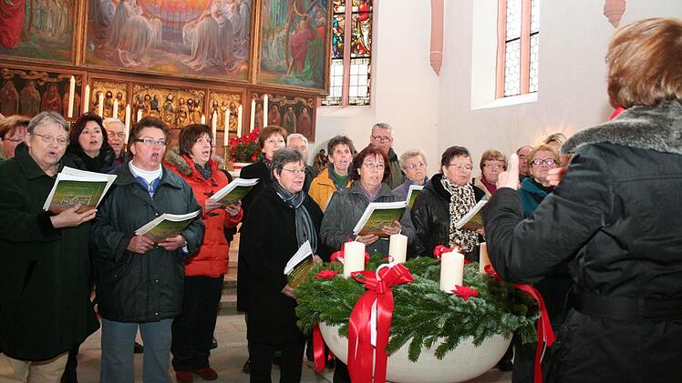 Der Liederkranz gestaltete das Programm in der Kirche mit, während draußen das Markttreiben im Gange war.