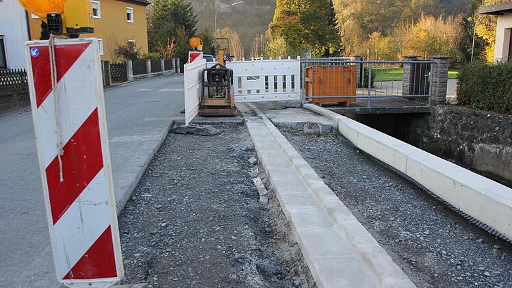 In der Bahnhofstraße ist die neue Ufermauer schon fertig. Foto: Friedwald Schedel