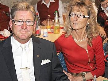 Neunkirchens Bürgermeister Heinz Richter lauscht mit seiner Ehefrau Silvia den Lobreden der Geburtstagsgäste.  Foto: fra-press