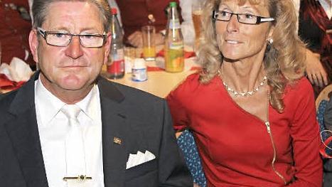 Neunkirchens Bürgermeister Heinz Richter lauscht mit seiner Ehefrau Silvia den Lobreden der Geburtstagsgäste.  Foto: fra-press