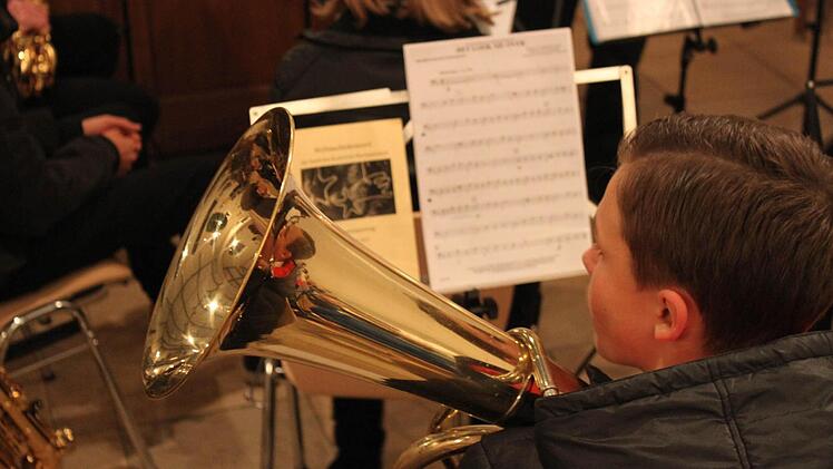Letzte Vorbereitungen für das Adventskonzert Foto: Carmen Schwind