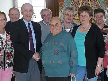 Seinen 80. Geburtstag feierte Pater Roger (vorne, Bildmitte) zusammen mit zahlreichen Gästen. Zu den Gratulanten gehörten unter anderem auch Bürgermeister Franz Uome (Vierter von links), Pfarrer Pater Alard (Dritter von links) und Pater Adrian (rechts). Foto: Klaus-Peter Wulf