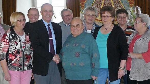 Seinen 80. Geburtstag feierte Pater Roger (vorne, Bildmitte) zusammen mit zahlreichen Gästen. Zu den Gratulanten gehörten unter anderem auch Bürgermeister Franz Uome (Vierter von links), Pfarrer Pater Alard (Dritter von links) und Pater Adrian (rechts). Foto: Klaus-Peter Wulf