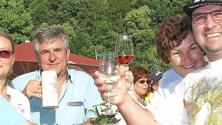 Einige gemütliche Stunden im barocken Schlossgarten in Gleisenau mit dem Ebelsberg im Rücken verbrachten (von links) Georg Warmuth, Birgit Vierling, Rudolf Treutlein sowie (rechts) Marion und Michael Treutlein, die aus Schnackenwerth bei Werneck in die Gemeinde Ebelsbach gekommen waren.  Fotos: Ralf Naumann