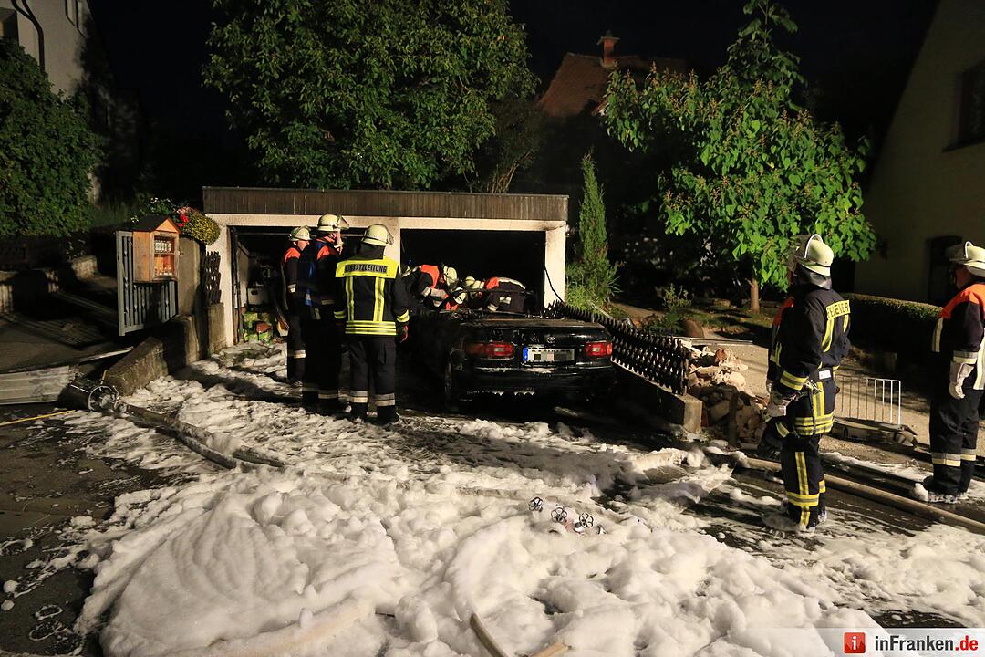 Garagenbrand in Wildensorg - Auto geht in Flammen auf