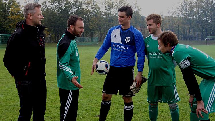 Voller Zuversicht  vor dem Spiel: von links VfR-Spielleiter Mirko Kleinknecht, Spielertrainer Johannes Koch, Torwart  Markus Geier, Dominik Schell und Kapitän Stefan März.