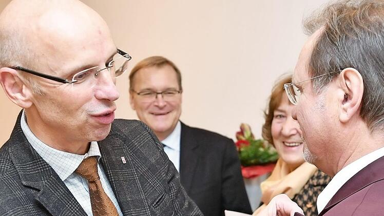 Walter Schweinsberg (l.) steckt Georg Motschenbacher die Bürgernadel an. Andreas Starke und Maria Motschenbacher freuen sich mit.  Fotos: Ronald Rinklef