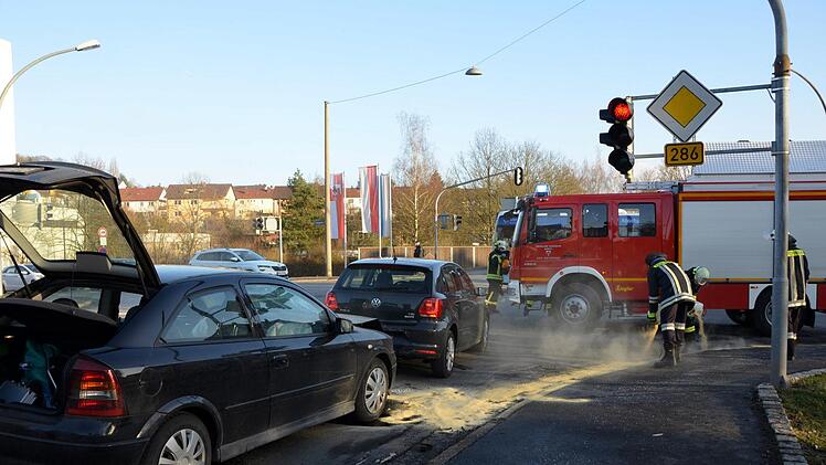 Ein Auffahrunfall ereignete sich am späten Freitagnachmittag  an der Garitzer Kreuzung. Dabei lief auch Öl aus. Foto: Peter Rauch