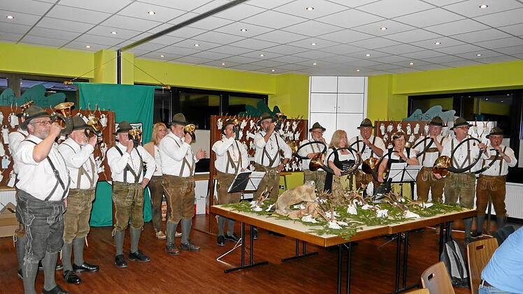 Die Jagdhornbl&auml;sergruppe er&ouml;ffnete und beendete die Jahresversammlung und Hegeschau der Kreisgruppe Ebern des Landesjagdverbandes.