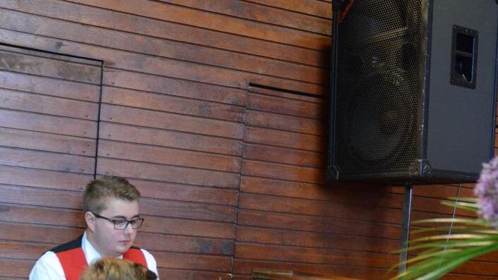 Beim Pfingstkonzert muss man zusammenstehen. Hier hilft der Dirigent des Musikvereins, Stephan Schmidt (stehend), der für Pianist Florian Jungkunz die Notenseiten umblättert.