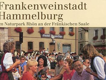 Die alte Broschüre zeigt Fröhlichkeit auf dem Marktplatz.Repro/Broschüre Frankenweinstadt