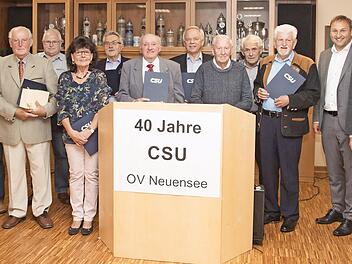 Einen stolzen Rückblick auf 40 Jahre CSU-Ortsverband Neuensee gab es im Neuenseer Kulturhaus. Dabei wurden zahlreiche langjährige Mitglieder geehrt.  Foto: Klaus Gagel