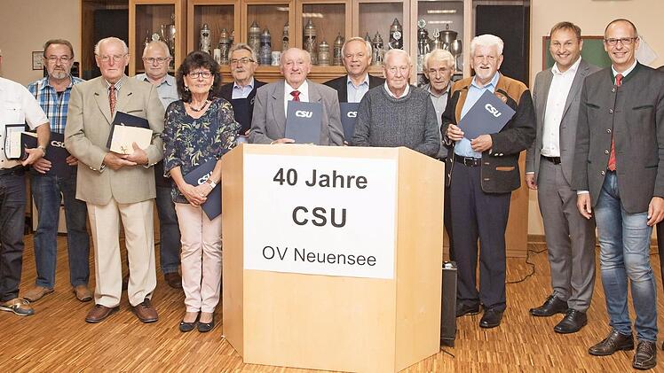 Einen stolzen Rückblick auf 40 Jahre CSU-Ortsverband Neuensee gab es im Neuenseer Kulturhaus. Dabei wurden zahlreiche langjährige Mitglieder geehrt.  Foto: Klaus Gagel