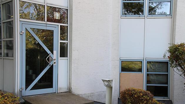 Die eingeschlagene Scheibe (rechts vom Eingang), durch die die T&auml;ter ins Papierlager des Coburger Landratsamts gelangen, wurde vom THW abgesichert.Foto: Oliver Schmidt