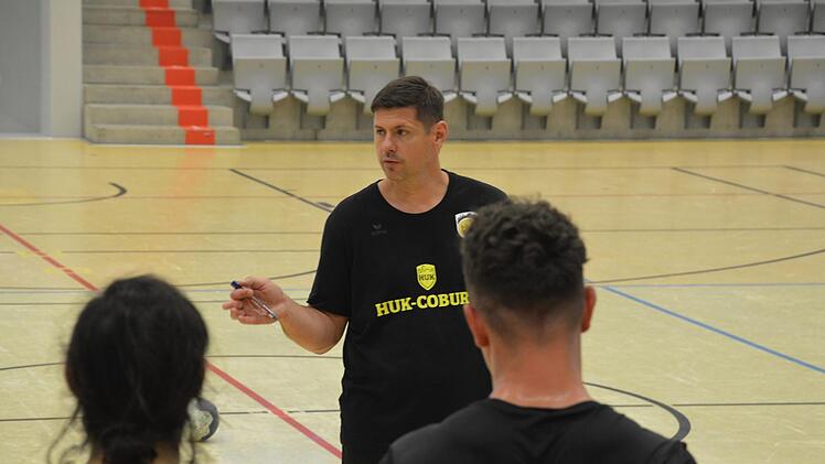 Ob Coburgs neuer Cheftrainer Alois Mraz auch in Auszeiten so ruhig und gelassen auf seine Spieler einreden wird? Die HSC-Fans sind gespannt.
