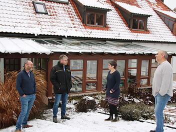Absprache am neuen Mürschter Kinderhaus (von links): Charlie Friedel, Georg Kormann, Daniela Schmitt und Martin Weissenberger. Foto: Thomas Malz