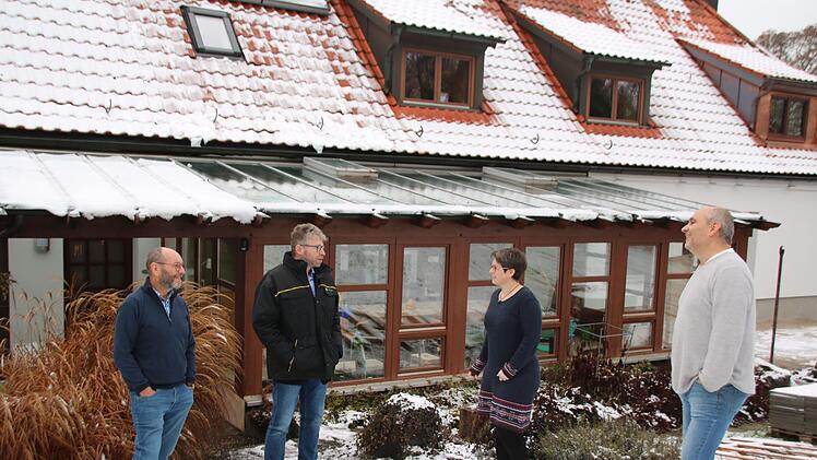 Absprache am neuen Mürschter Kinderhaus (von links): Charlie Friedel, Georg Kormann, Daniela Schmitt und Martin Weissenberger. Foto: Thomas Malz