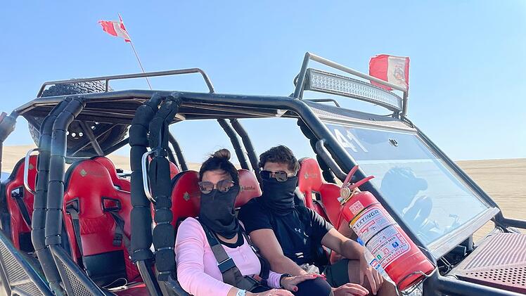 Jill und Jamie absolvieren einen strapaziösen Abschnitt der Reise in einem Wüsten-Sandbuggy.