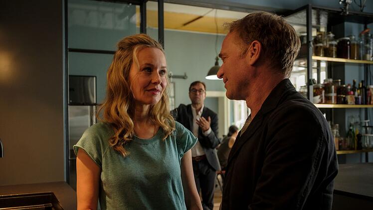 Marie-Luise (Stefanie Stappenbeck) und Kommissar Thorsten Vaasenburg (Rainer Strecker) kommen sich ein wenig zu nah.