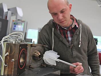 Die Form ist fertig, jetzt kann der Silikonspritzguss der von Daniel Wehner entwickelten Toilettenbürste aus Silikon beginnen. Foto: Gerd Schaar