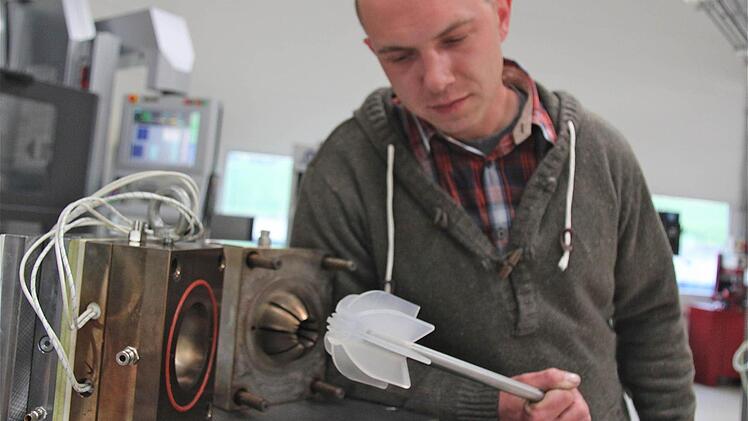 Die Form ist fertig, jetzt kann der Silikonspritzguss der von Daniel Wehner entwickelten Toilettenbürste aus Silikon beginnen. Foto: Gerd Schaar