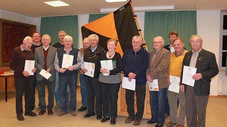 Stolz präsentieren die zwölf Geehrten ihre Urkunden (von links): Bernhard Schor, Dieter Gerstenkorn, Dr. Hans Hösl, Stefan Wolfschmitt, Manfred Fausten, Kurt Ankenbrand, Gerhard Lüttke, Barbara Dressel, Max Spitlbauer, Helmut Reuß, Vorsitzender Klaus Ullrich, Albert Kuhn und Franz Ullrich. Foto: Becht