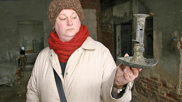 Heimatpflegerin Annette Schäfer mit einem Kerzenleuchter aus dem Besitz einer jüdischen Familie Hirschaids. Im Heimatmuseum der Marktgemeinde finden sich eine Reihe von Erinnerungsstücken an die Hirschaider Juden.