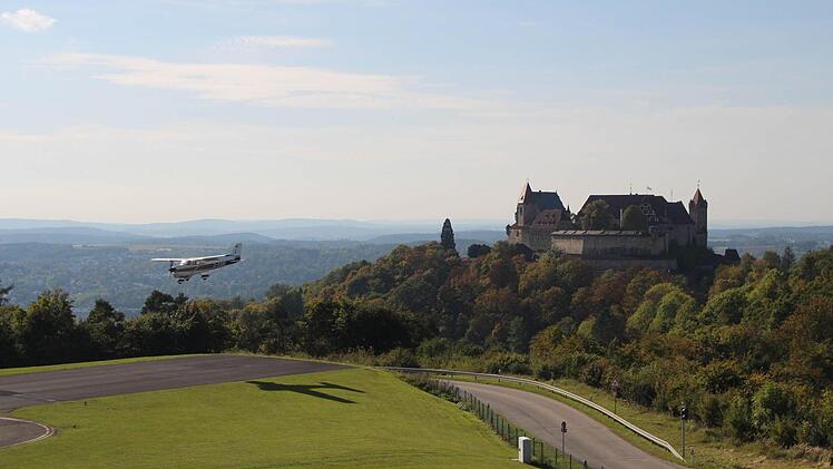An der Veste vorbei, über die Zufahrtsstraße und dann zur Landebahn: So dürfen Piloten im Sichtflug auf der Brandensteinsebene landen. Doch es gibt Bestrebungen, bis 2019 einen neuen Flugplatz zu bauen - unten im Grund, zwischen Wiesenfeld und Neida. Foto: Simone Bastian