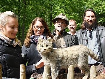 Die Studentinnen Katja Schmidt (von links) und Clara Pohlmann kommen mit Schulklassen in den Wildpark Klaushof, um Kindern das Leben der Wildkatze nahezubringen. Für den Schutz der bedrohten Tierart setzen sich auch der Polizist und Jäger Gerold Lumpe, Stadtförster und Tierparkleiter Axel Maunz und Peter Piel von der Unteren Naturschutzbehörde ein. Foto: Ralf Ruppert