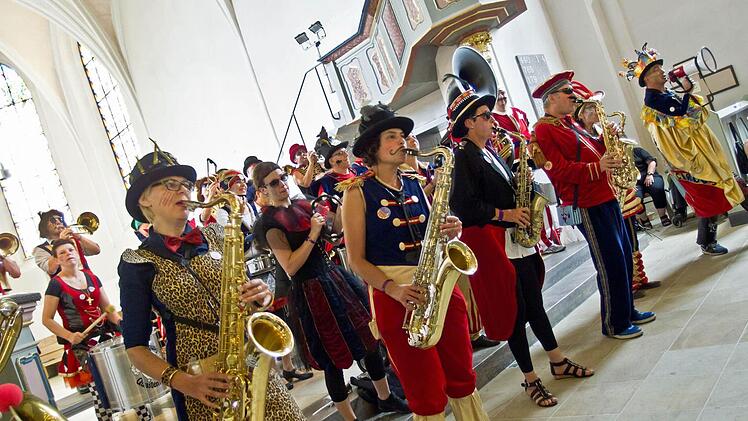Die Quastenflosser wurden bei ihrem Auftritt in der Coburger Heilig-Kreuz-Kirche begeistert gefeiert.  Foto: Jochen Berger