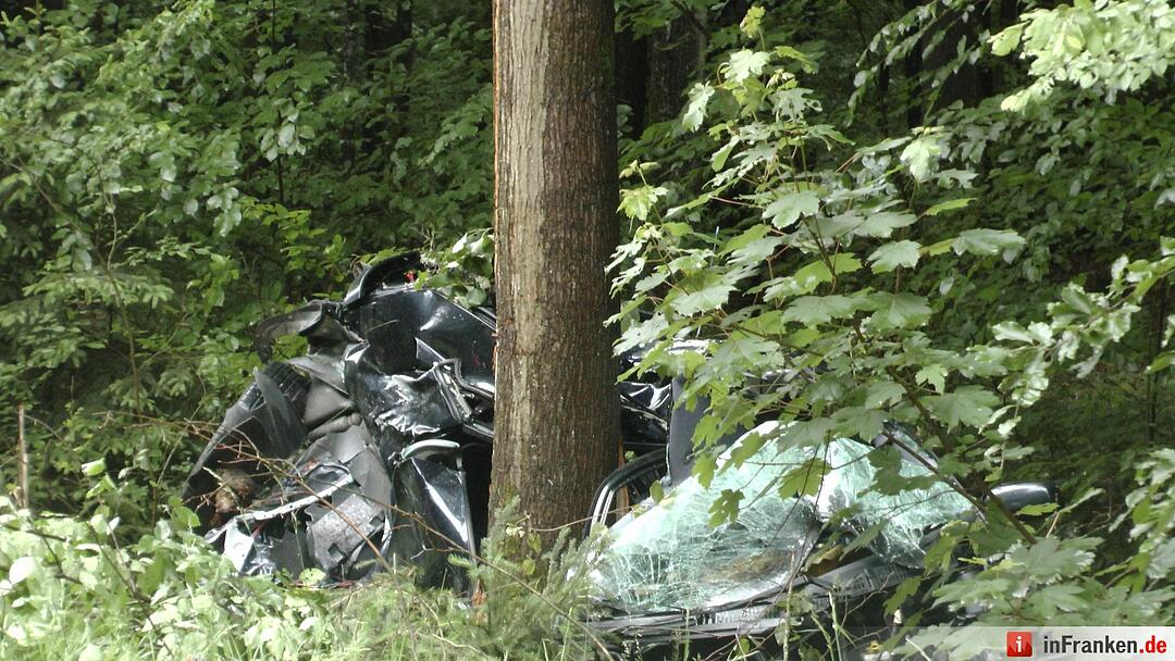 Schrecklicher Unfall erst in den Morgenstunden entdeckt - Fahrer verstirbt in seinem Auto