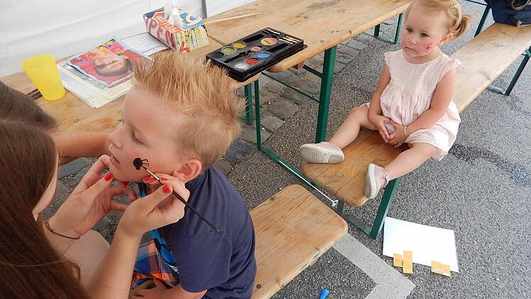 Verschönert wurden die Kinder durch Schminken. Foto: Horst Wunner