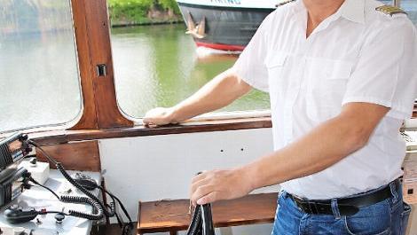 Kapitän Ralf Wiertelorz am Steuer der "Mainfranken" im Zeiler Hafen