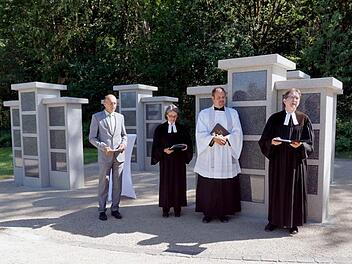 Heinrich Süß bat Elisabeth Weichmann, Johannes Saffer und Wilfried Lechner-Schmidt um den kirchlichen Segen.   Foto: Richard Sänger