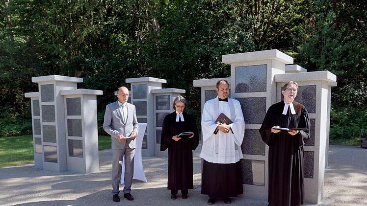 Heinrich Süß bat Elisabeth Weichmann, Johannes Saffer und Wilfried Lechner-Schmidt um den kirchlichen Segen.   Foto: Richard Sänger