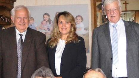 Stellv. Landrat Johann Pfister, Erste Bürgermeisterin Maria Beck und Zweiter Bürgermeister Hans-Peter Prämaßing (hinten von links) gratulieren dem Jubelpaar Marie und Johann Seyfried. Foto: p