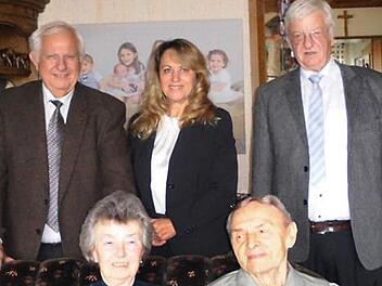 Stellv. Landrat Johann Pfister, Erste B&uuml;rgermeisterin Maria Beck und Zweiter B&uuml;rgermeister Hans-Peter Pr&auml;ma&szlig;ing (hinten von links) gratulieren dem Jubelpaar Marie und Johann Seyfried. Foto: p