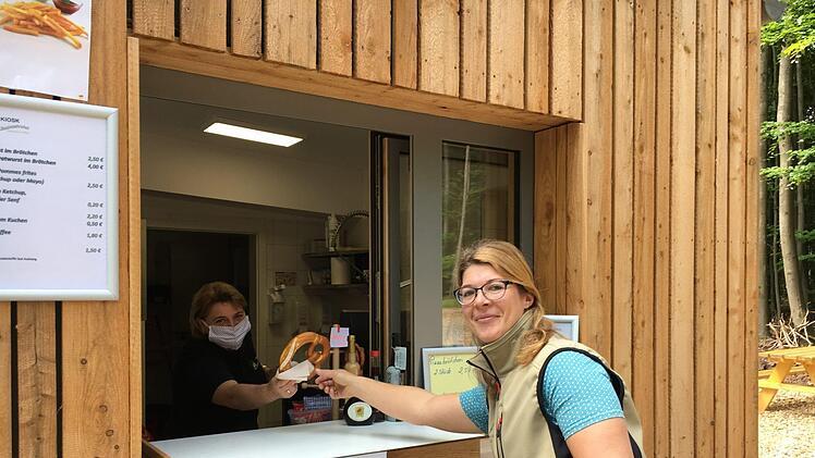 Pfadleiterin Barbara Ernwein am neuen Kiosk Anette Schreiber