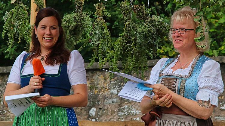 Den Wortgottesdienst anlässlich Mariä Himmelfahrt zelebrierte auf der  Dippach-Wiese an der Klostermauer zu Maria Bildhausen Maria Krines (links).  Erika Pascher (rechts) assistierte. Foto: Dieter Britz