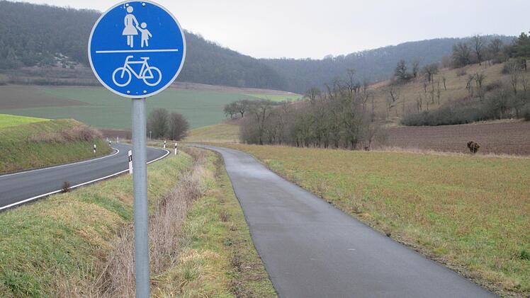 Der Radweg nach Wirmsthal zeigt Risse auf, die zu einer Teilsanierung zwingen. Der Markt Euerdorf lässt jetzt prüfen, ob die Beschädigungen durch äußere Einwirkungen oder bereits in der Bauphase entstanden sind. Foto: Winfried Ehling