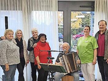 Traudl Wirth vom VDK Zeil, Gabi Wolff, Herta Dietz und Agnes Niesner, alle Seniorenunion, Musiker Jürgen Strassberger; Leiterin der AWO Zeil Marie Hubel, Wolfgang Kunzmann, Vorsitzender Seniorenunion Haßberge (von links)