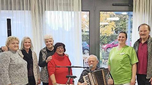 Traudl Wirth vom VDK Zeil, Gabi Wolff, Herta Dietz und Agnes Niesner, alle Seniorenunion, Musiker Jürgen Strassberger; Leiterin der AWO Zeil Marie Hubel, Wolfgang Kunzmann, Vorsitzender Seniorenunion Haßberge (von links)