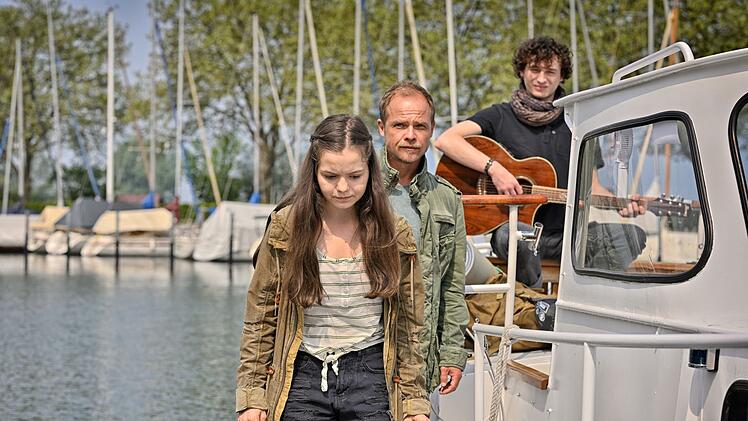Micha Oberl&auml;nder (Matthias Koeberlin, Mitte) ist besorgt, weil seine Tochter Luna (Matthias Koeberlin) dem verd&auml;chtigen Tiersch&uuml;tzer Pit Adams (Jonathan Lade) hilft.