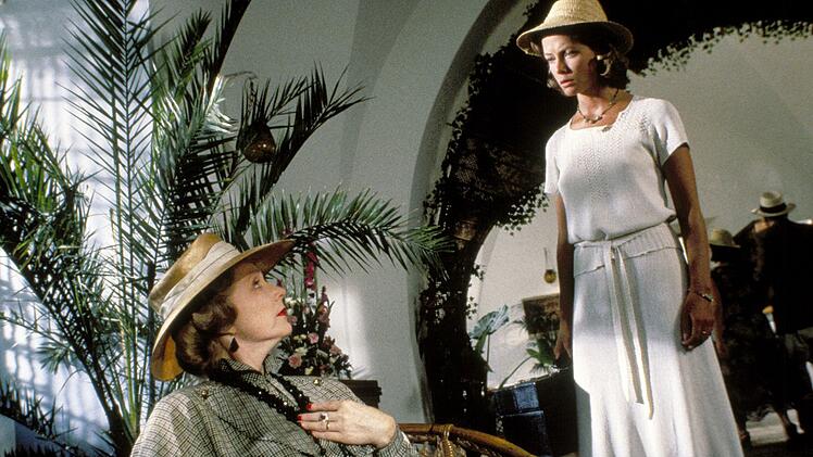 Emily Boynton (Piper Laurie, links) f&auml;hrt mit ihren Stiefkindern und ihrer Schwiegertochter Nadine (Carrie Fisher) in den Urlaub nach Europa.
