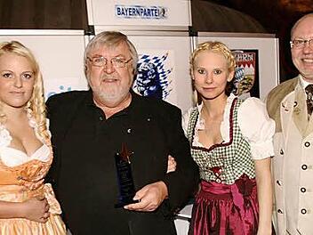 Claudia Somorowsky,  Sabrina Bergmann und Uwe Hartmann mit dem Preisträger Theophil Steinbrenner.  Fotos: amo