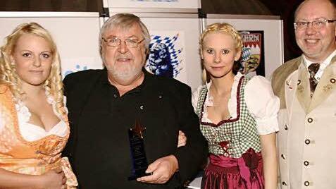 Claudia Somorowsky,  Sabrina Bergmann und Uwe Hartmann mit dem Preisträger Theophil Steinbrenner.  Fotos: amo