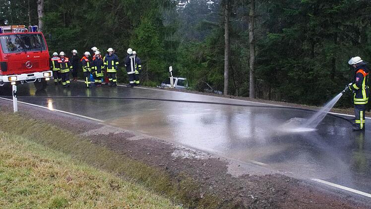 Die Feuerwehren sprühten den Dreck von der Kreisstraße.