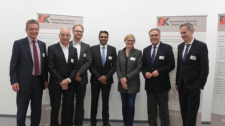 Der neu gewählte Vorstand mit dem Geschäftsführer Hendrik Montag-Schwappacher (rechts).  Foto: Veronika Schadeck