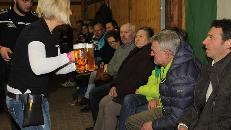 Die Bewirtungsmannschaft des SV Motschenbach brauchte in der ausverkauften Sommerhalle nicht über Arbeitsmangel zu klagen. Foto: Stephan Tiroch