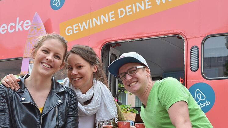 Nicht mehr nur junge Leute wie Kristin, Sonja und Dominik aus Nürnberg nutzen das Online-Portal "AirBnB" zum Buchen von Privatunterkünften. Foto: NP.